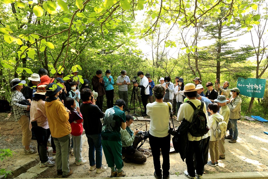 지리산-구상나무 만다라를 앞에 두고 지구의 미래를 위해 기도하는 참가자들.jpg